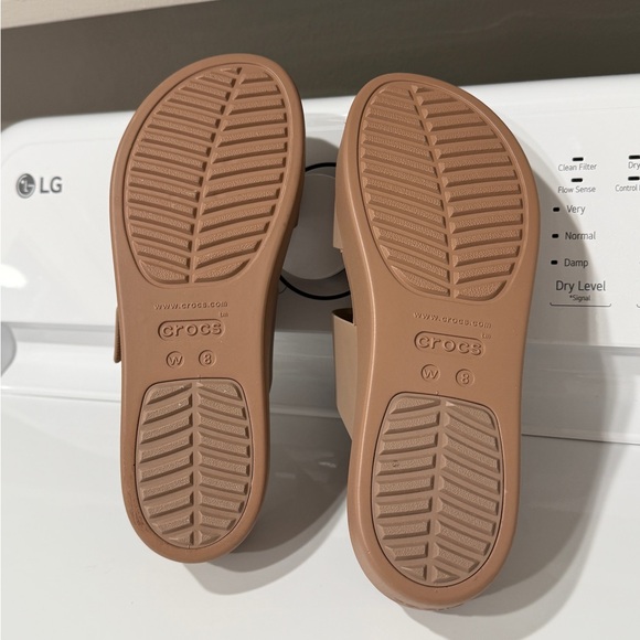 NWOT Brooklyn Low Wedge Sandals CROCS Mushroom Woman's Size 8 - Picture 6 of 11